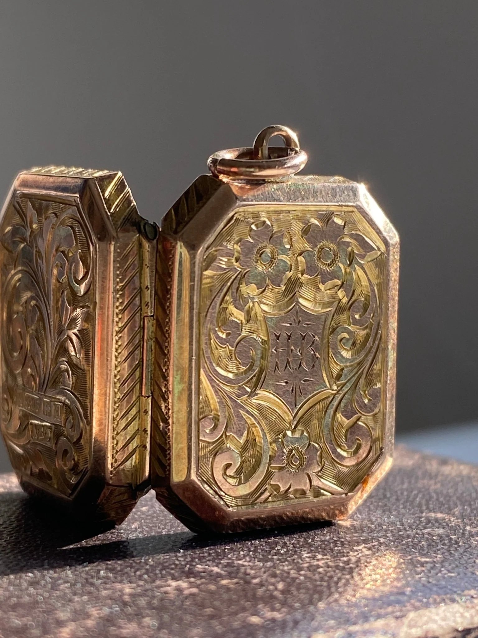 Antique Victorian Gold Locket - Image 3