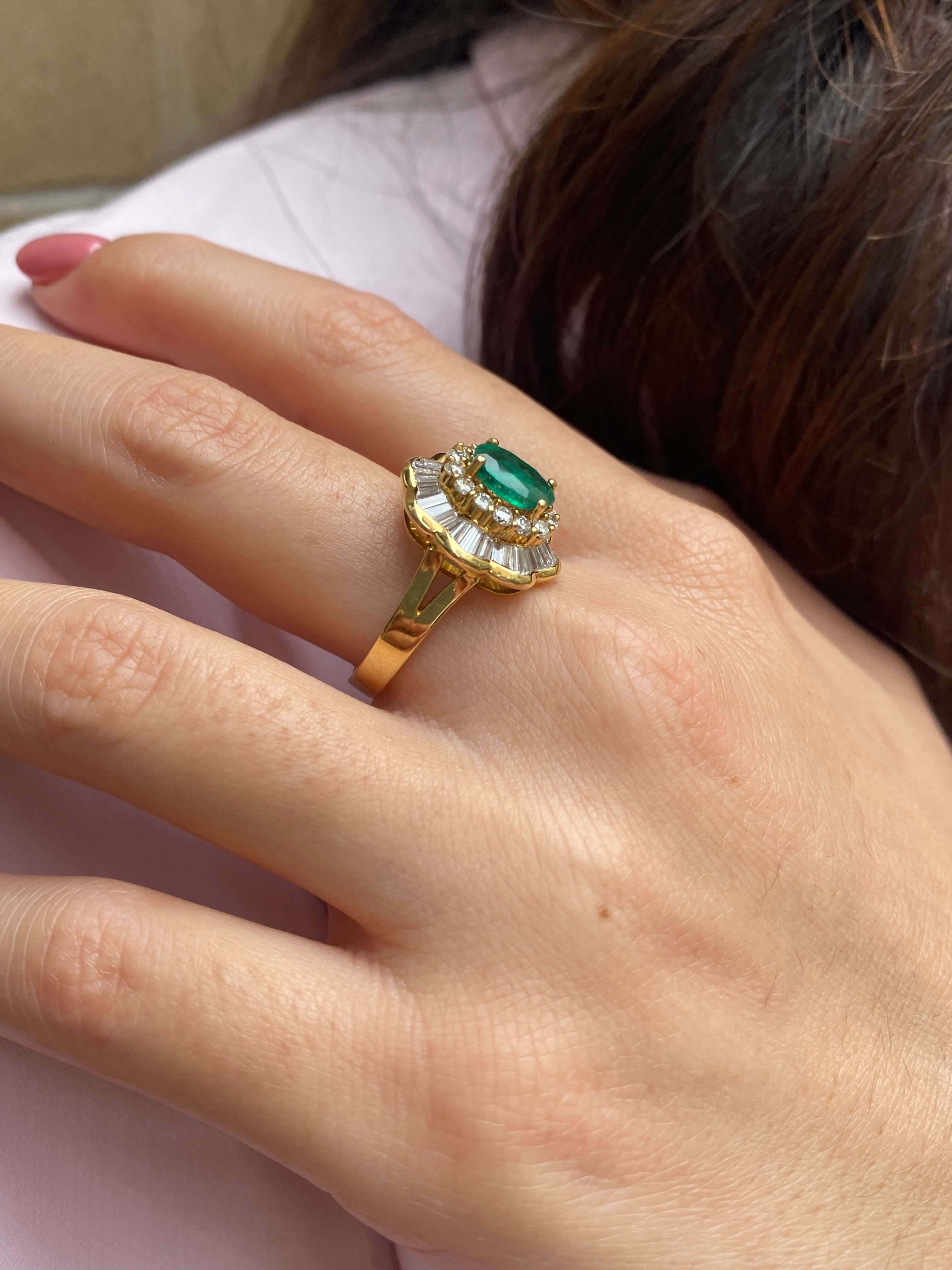 Fine Emerald & Diamond Ballerina Ring - Image 5
