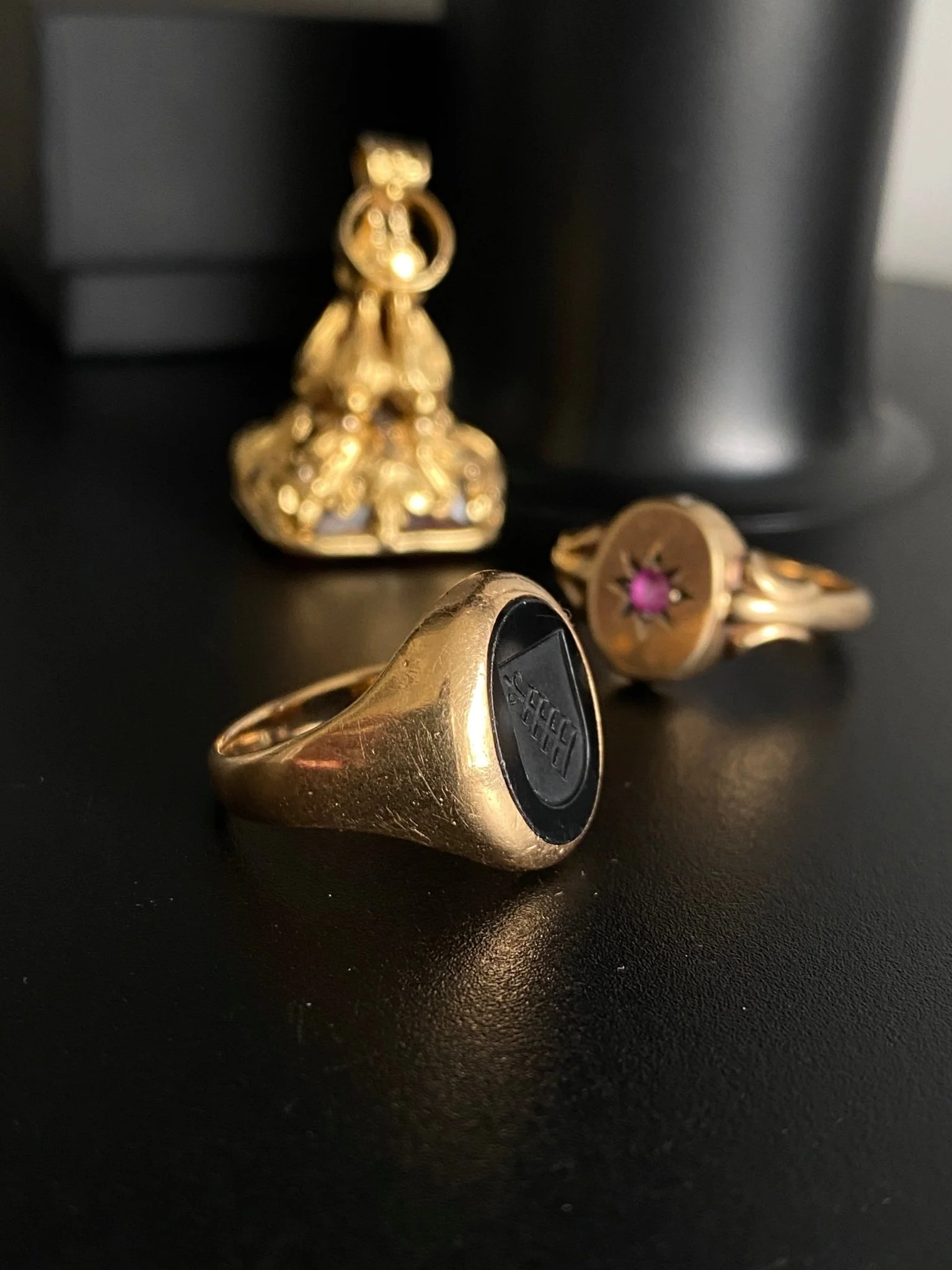 Vintage Gold & Onyx Signet Ring - Image 3